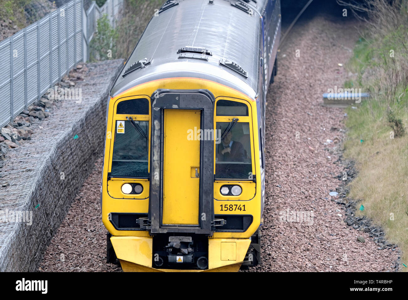 18.04.2019. Ladhope Vale, GALASHIELS, Royaume-Uni. Trains sur Rail Frontières DESCRIPTION : 09:58 Départ de Galashiels, Waverley avec deux chariots, ces derniers jours ont vu de nombreuses annulations sur l'itinéraire, mais assurances récemment promesse d'améliorer le service pour les clients. Vu ici est une classe 158/0 (158741) British Rail Class 158 Express est un sprinter à unités multiples diesel (DMU) train, construit pour British Rail entre 1989 et 1992 par BREL à son Derby fonctionne. (Photo : Rob Gray ) Banque D'Images