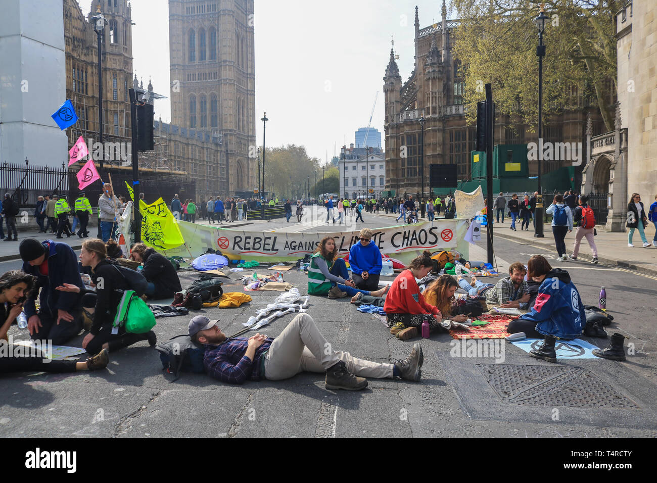 Londres, Royaume-Uni. 18 avr, 2019. Les manifestants de l'Extinction, rébellion, profiter du soleil, alors qu'ils continuent de bloquer l'accès à la place du Parlement le jour 4 d'une protestation de la désobéissance civile à la demande du Gouvernement du Royaume-Uni déclare une situation d'urgence sur la crise climatique Crédit : amer ghazzal/Alamy Live News Banque D'Images
