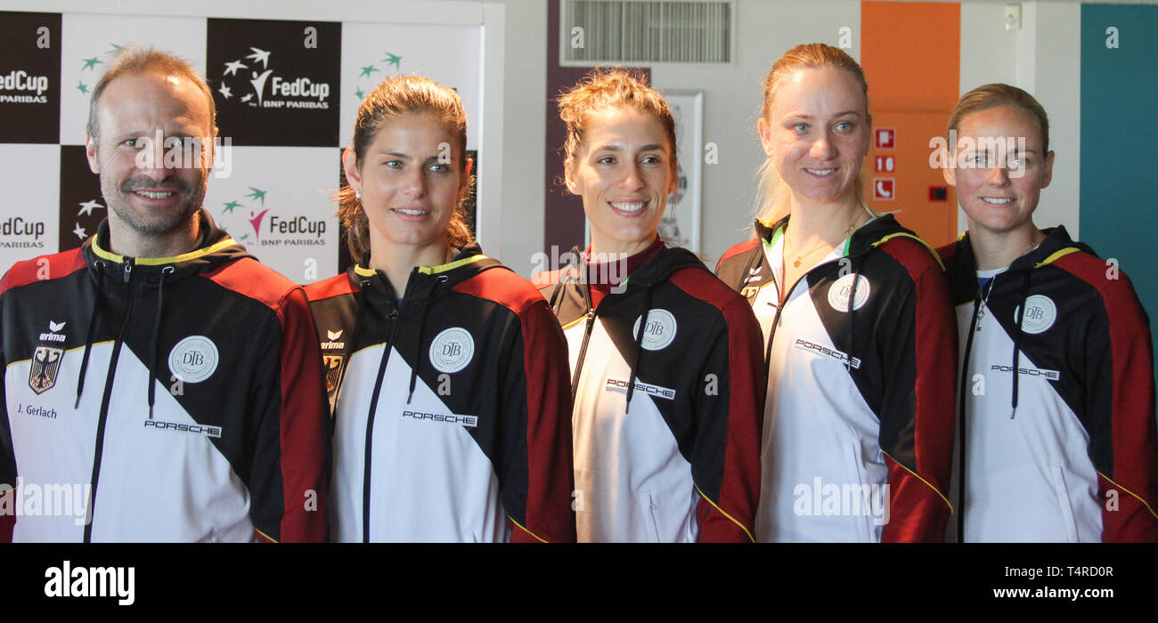 18 avril 2019, la Lettonie, Riga : Équipe Allemagne avec l'équipe patron Jens Gerlach (l-r) et les acteurs Julia Görges, Andrea Petkovic, Mona Barthel et Anna-Lena Grönefeld seront ensemble à la conférence de presse. Andrea Petkovic est capable de diriger l'équipe allemande de Fed Cup en Lettonie à la pratique pour la conservation de la classe à un stade précoce. Le joueur doit gagner l'ouverture de Darmstadt match contre Ostapenko, l'espoir, dans le match de relégation, tout serait probablement à son restant dans le monde du tennis. Photo : Alexander Welscher/dpa Banque D'Images