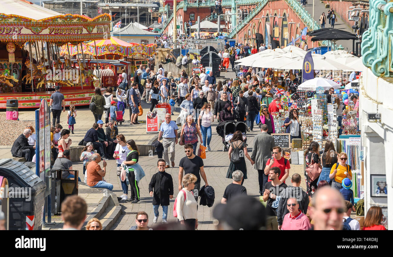 Brighton, UK. 18 avr, 2019. La plage de Brighton et le front sont emballés comme visiteurs commencer pour profiter du beau temps avec elle devrait se poursuivre au cours du week-end de Pâques avec les températures devraient atteindre plus de 20 degrés dans certaines régions du sud-est Crédit : Simon Dack/Alamy Live News Banque D'Images