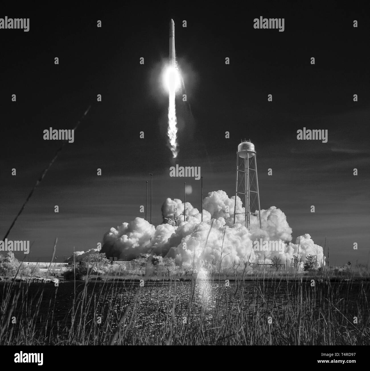 Le Northrop Grumman Antares fusée, avec ravitaillement à bord de l'engin spatial Cygnus, décolle de PAD-0A au NASA Wallops Flight Facility 17 avril 2019 en Virginie, Wallops. L'approvisionnement commercial mission cargo transportera 7 600 livres de la science et de la recherche, de l'équipage et des fournitures à la construction du véhicule à la Station spatiale internationale. Banque D'Images