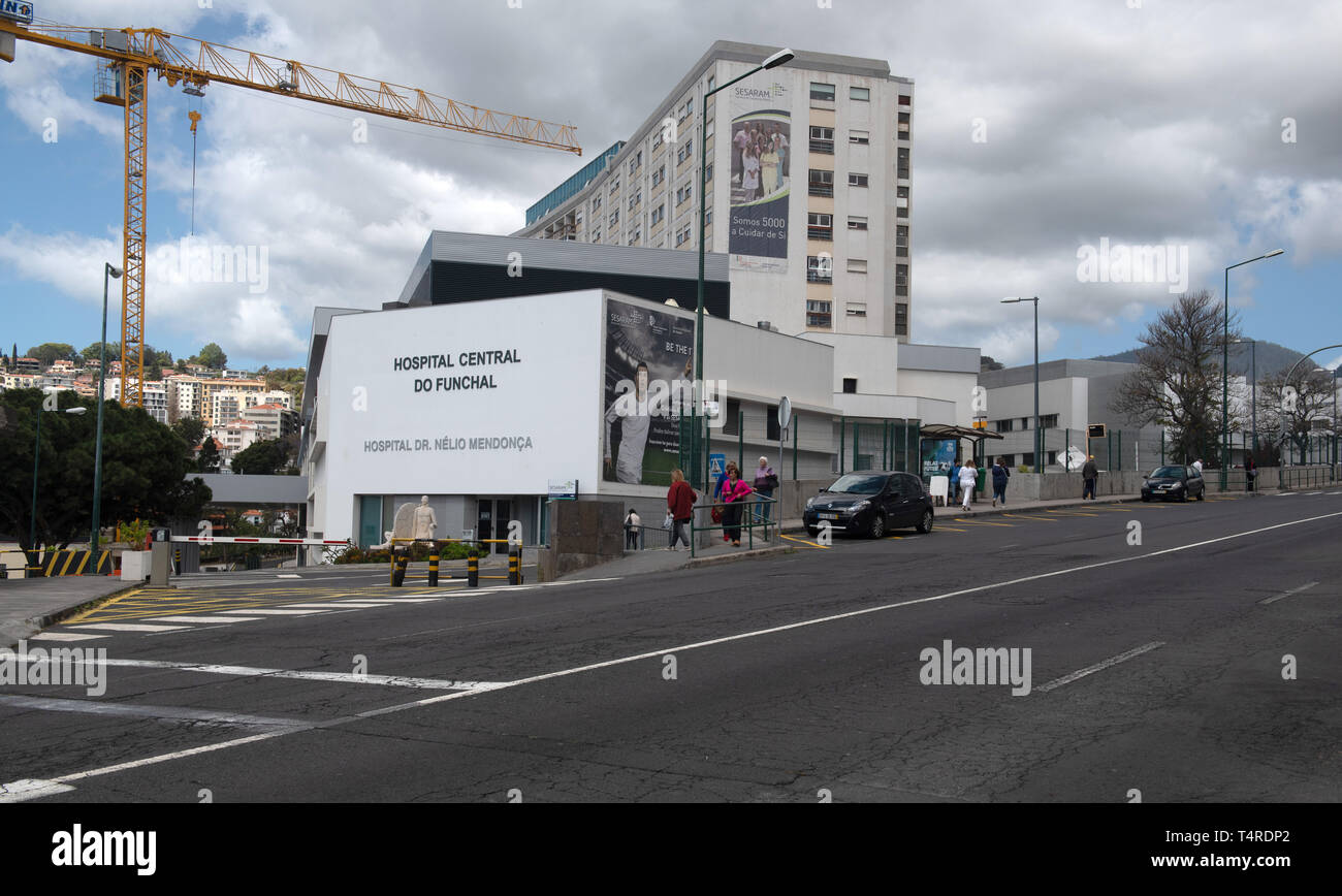 18 avril 2019, Portugal, Funchal (Madeira) : Vous pouvez voir l'Hôpital Central do Funchal. Ici les victimes d'accident de l'accident de bus ont été apportés, dans lequel 29 personnes sont mortes sur l'île de l'Atlantique portugais de Madère. D'après les observations précédentes, il y a probablement beaucoup de vacanciers allemands parmi les victimes. Photo : Andriy Petryna/dpa Banque D'Images