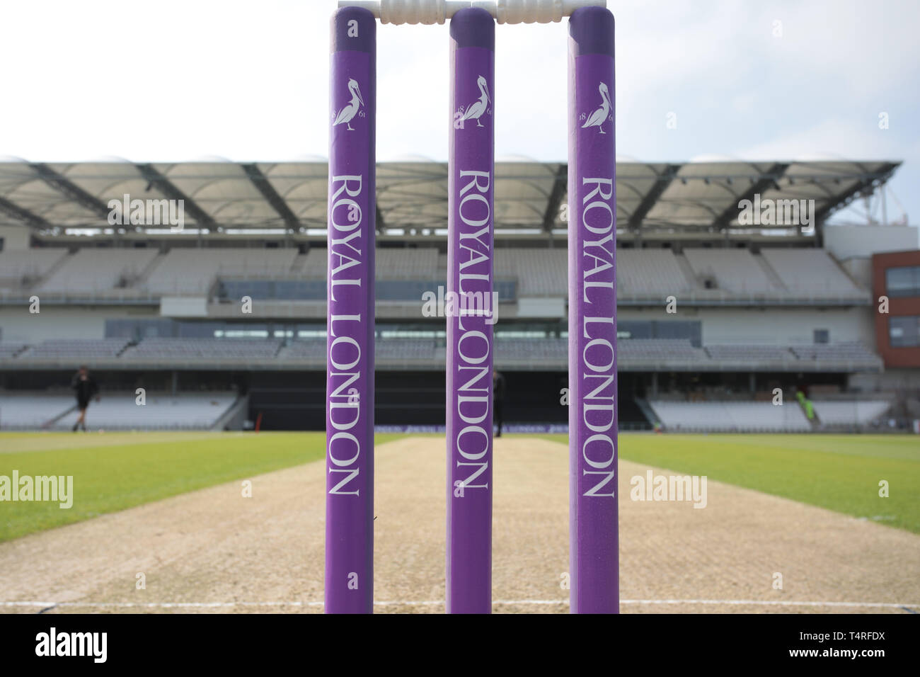 Leeds, UK. 17 avr, 2019. Prêt pour le début de la RL50 concurrence avec le nouveau stand Rugby fin de la masse à Headingly dans l'arrière-plan Royal London Simatai Cup match entre le Yorkshire CCC v Leicestershire LA CCC au terrain de cricket du Yorkshire, Leeds, Angleterre le 17 avril 2019. Photo de John Mallett. Usage éditorial uniquement, licence requise pour un usage commercial. Aucune utilisation de pari, de jeux ou d'un seul club/ligue/dvd publications. Credit : UK Sports Photos Ltd/Alamy Live News Banque D'Images