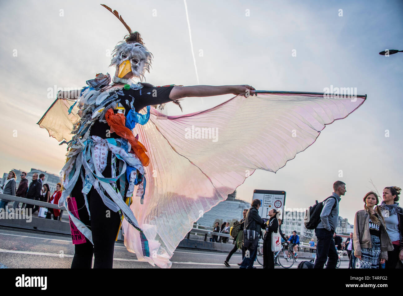 Londres, Royaume-Uni. 18 avr 2019. Dans un costume de danse représentant l'être mangés par des plastiques et ensuite tuer les oiseaux de mer - soirée et l'ambiance du festival retours - Jour 4 - des manifestants de rébellion d'Extinction plusieurs blocs de jonction à Londres dans le cadre de leur action de protestation à la demande par le gouvernement britannique sur le "climat" à. L'action fait partie d'une protestation coordonnée. Crédit : Guy Bell/Alamy Live News Banque D'Images