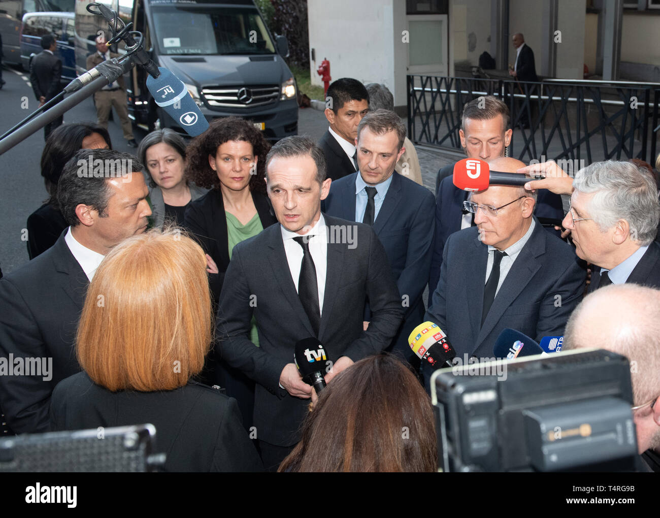 18 avril 2019, Portugal, Funchal (Madeira) : le ministre des Affaires étrangères Heiko Maas (SPD, M) et Ministre des affaires étrangères portugais Augusto Santos Silva (2e à partir de la droite) ainsi que Pedro Calado (l), Vice-Président du Gouvernement régional de Madère, visiter l'Hôpital Central do Funchal. Ici les victimes d'accident de l'accident de bus ont été apportés, dans lequel 29 personnes sont mortes sur l'île de l'Atlantique portugais de Madère. D'après les observations précédentes, il y a probablement beaucoup de vacanciers allemands parmi les victimes. Photo : Andriy Petryna/dpa Banque D'Images