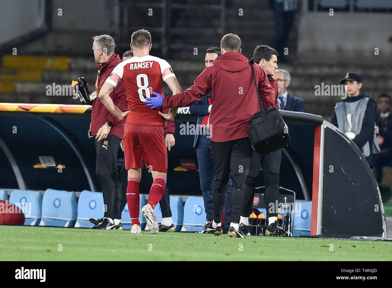 Naples, Italie. 18 avr, 2019. Aaron Ramsey d'Arsenal quitte le terrain blessé au cours de l'UEFA Europa League match de quart de finale entre Naples et Arsenal au Stadio San Paolo, Naples, Italie le 18 avril 2019. Photo par Giuseppe maffia. Credit : UK Sports Photos Ltd/Alamy Live News Banque D'Images