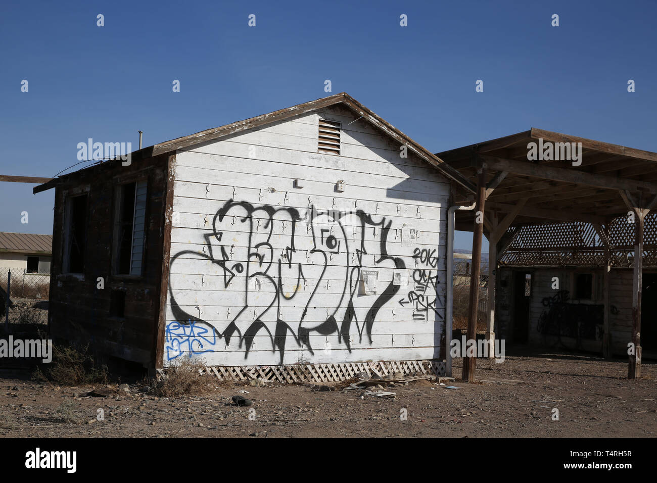 Bombay Beach, Californie, USA. 11Th Feb 2016. Couverts de graffitis bâtiments vides au bord de l'eau avant de Bombay Beach. Bombay Beach est une ville située dans la région de Imperial County, Californie du Sud. Il est situé sur le lac Salton et communautaire est le plus bas en Amérique, situé à 223 pieds (68 m) au-dessous du niveau de la mer. La population était de 295 au recensement de 2010. La Salton Sea est une solution saline, peu profond, le lac du rift endoréique situé directement sur la faille de San Andreas, principalement dans le sud de la Californie et de l'empire des vallées Coachella. Le point le plus profond de la mer est de 5 pi (1,5 m) plus élevé que la plus faible po Banque D'Images