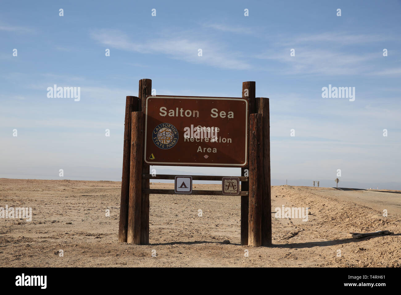 Bombay Beach, Californie, USA. 11Th Feb 2016. Salton Sea signer dans le sud de la Californie. La Salton Sea est une solution saline, peu profond, le lac du rift endoréique situé directement sur la faille de San Andreas, principalement dans le sud de la Californie et de l'empire des vallées Coachella. Le point le plus profond de la mer est de 5 pi (1,5 m) plus haut que le point le plus bas de la vallée de la mort. La dernière entrée d'eau du fleuve Colorado maintenant fortement contrôlée a été créé accidentellement par les ingénieurs de la Société de développement de la Californie en 1905. Credit : Ruaridh Stewart/ZUMA/Alamy Fil Live News Banque D'Images