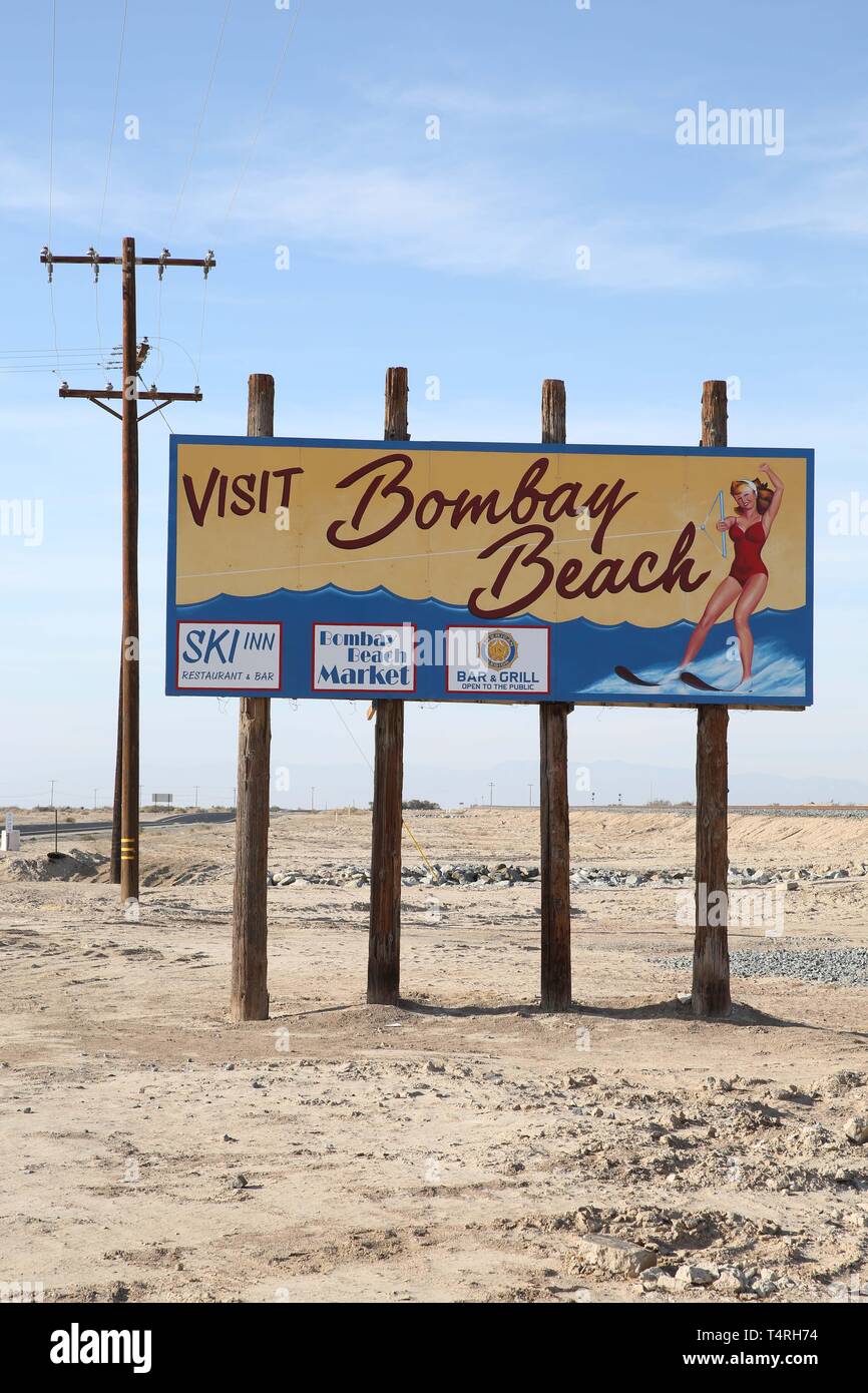 Bombay Beach, Californie, USA. 11Th Feb 2016. Style des années 1950 panneau publicitaire pour Bombay Beach. Bombay Beach est une ville située dans la région de Imperial County, Californie du Sud. Il est situé sur le lac Salton et communautaire est le plus bas en Amérique, situé à 223 pieds (68 m) au-dessous du niveau de la mer. La population était de 295 au recensement de 2010. La Salton Sea est une solution saline, peu profond, le lac du rift endoréique situé directement sur la faille de San Andreas, principalement dans le sud de la Californie et de l'empire des vallées Coachella. Le point le plus profond de la mer est de 5 pi (1,5 m) plus haut que le point le plus bas de la vallée de la mort. L Banque D'Images