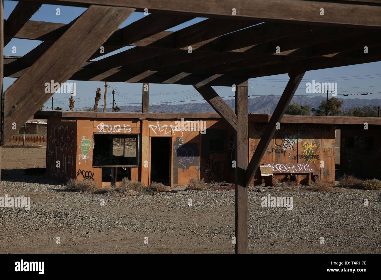 Bombay Beach, Californie, USA. 11Th Feb 2016. Couverts de graffitis bâtiments vides au bord de l'eau avant de Bombay Beach. Bombay Beach est une ville située dans la région de Imperial County, Californie du Sud. Il est situé sur le lac Salton et communautaire est le plus bas en Amérique, situé à 223 pieds (68 m) au-dessous du niveau de la mer. La population était de 295 au recensement de 2010. La Salton Sea est une solution saline, peu profond, le lac du rift endoréique situé directement sur la faille de San Andreas, principalement dans le sud de la Californie et de l'empire des vallées Coachella. Le point le plus profond de la mer est de 5 pi (1,5 m) plus élevé que la plus faible po Banque D'Images