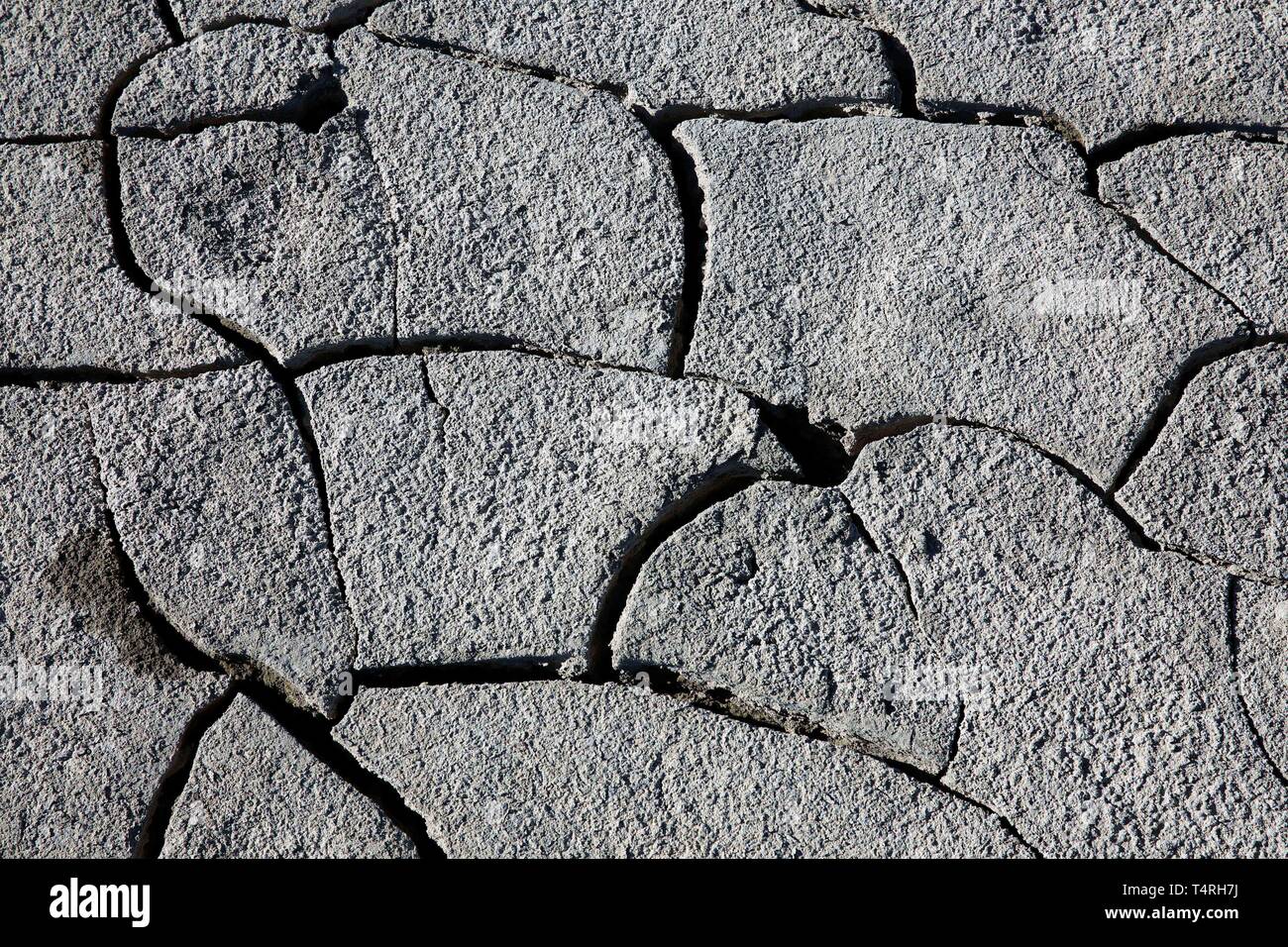 Bombay Beach, Californie, USA. 11Th Feb 2016. Les vasières fissuré à sec sur le rivage de la mer de Salton. La Salton Sea est une solution saline, peu profond, le lac du rift endoréique situé directement sur la faille de San Andreas, principalement dans le sud de la Californie et de l'empire des vallées Coachella. Le point le plus profond de la mer est de 5 pi (1,5 m) plus haut que le point le plus bas de la vallée de la mort. La dernière entrée d'eau du fleuve Colorado maintenant fortement contrôlée a été créé accidentellement par les ingénieurs de la Société de développement de la Californie en 1905. L'écoulement résultant submergé le canal d'ingénierie, et de la rivière Banque D'Images
