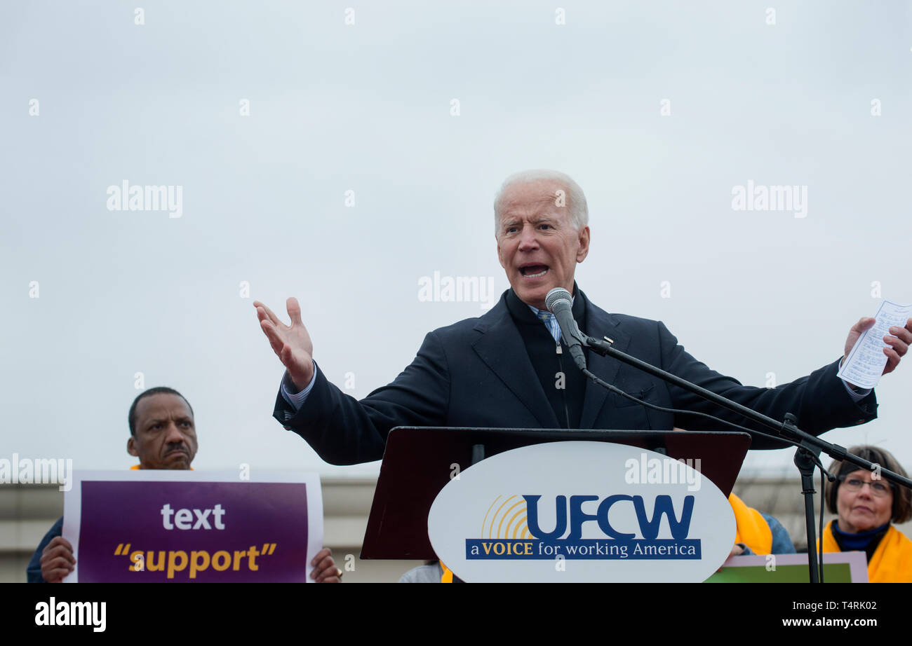 Dorchester, Massachusetts, USA. 18 avril, 2019. L'ancien vice-président et candidat à l'élection présidentielle démocratique possible 2020, Joe Biden, s'est entretenu avec plus de 1 000 employés d'épicerie en grève. Credit : Chuck Nacke/Alamy Live News Banque D'Images