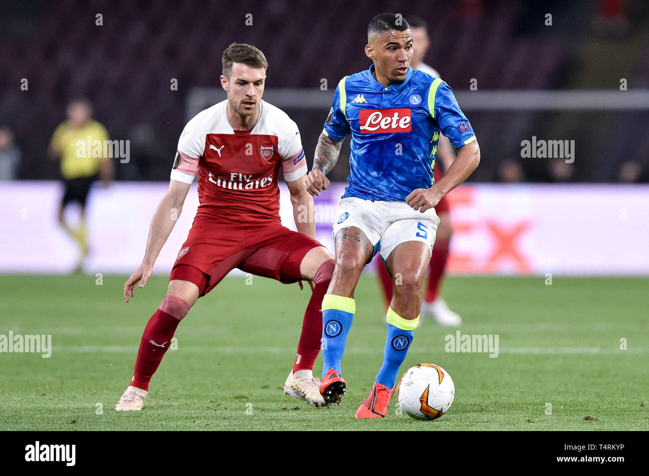 Naples, Italie. 18 avr, 2019. Aaron Ramsey d'Arsenal défis Allan de SSC Napoli au cours de l'UEFA Europa League match de quart de finale entre Naples et Arsenal au Stadio San Paolo, Naples, Italie le 18 avril 2019. Photo par Giuseppe maffia. Credit : UK Sports Photos Ltd/Alamy Live News Banque D'Images