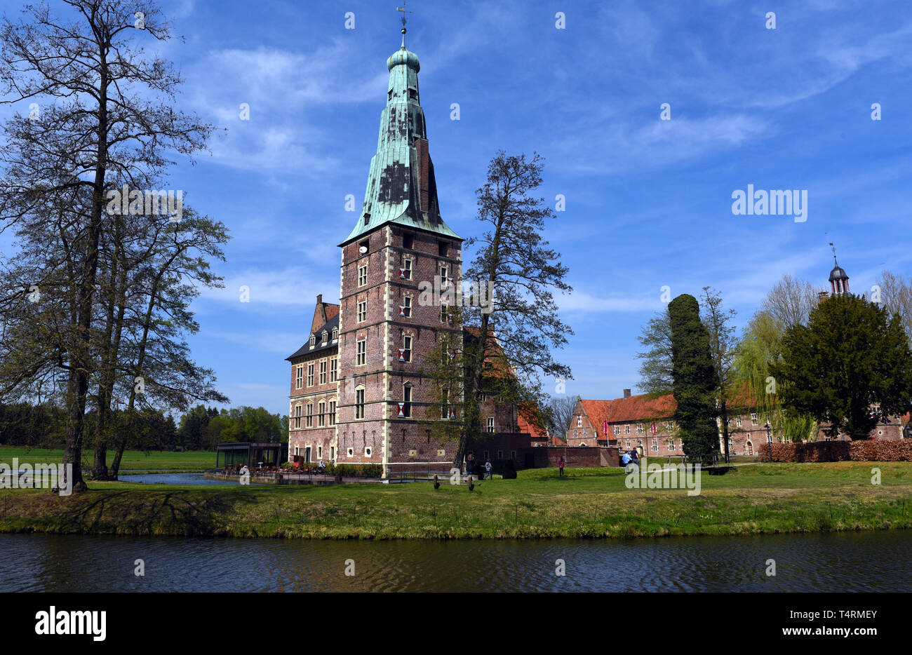 18 avril 2019, en Rhénanie du Nord-Westphalie, Pforzheim Pforzheim : château à douves. L'histoire du château remonte au xiie siècle. Aujourd'hui, le château est le siège de l'institution de formation continue de la chambre des métiers. Photo : Horst Ossinger/dpa Banque D'Images