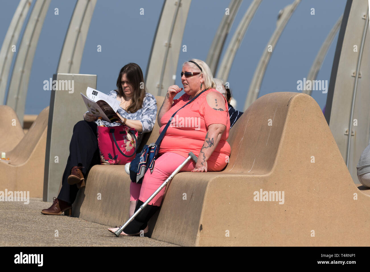 Blackpool, Lancashire. 19 avril, 2019. Météo britannique. Summer sizzler prévision que de temps chaud attendue sur la côte de Fylde. Pour commencer la journée ensoleillée avec des températures devrait atteindre 20c  + dans le nord-ouest, au début du printemps Vacances de Pâques. La chaleur peut s'attendre ce week-end, avec l'Angleterre et Pays de Galles voir le meilleur de l'ensoleillement. Met Office les météorologues disent l'incroyable chaleur Avril sera favorisée par un soleil radieux. /AlamyLiveNews MediaWorldImages Crédit : Banque D'Images