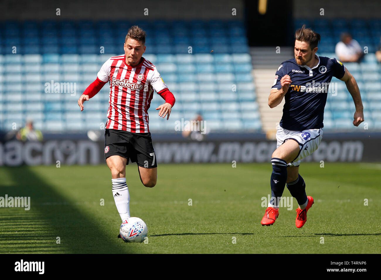 Londres, Royaume-Uni. 19 avr, 2019. Au cours de l'EFL Sky Bet match de championnat entre Millwall et Brentford au Den, Londres, Angleterre le 19 avril 2019. Photo par Carlton Myrie. Usage éditorial uniquement, licence requise pour un usage commercial. Aucune utilisation de pari, de jeux ou d'un seul club/ligue/dvd publications. Credit : UK Sports Photos Ltd/Alamy Live News Banque D'Images