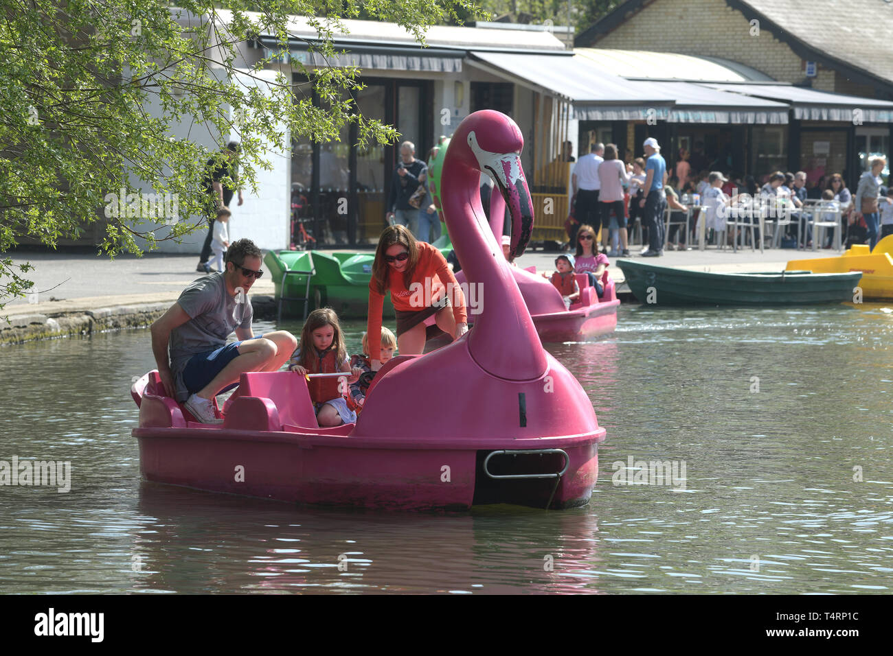 Alexandra Palace, Londres, Royaume-Uni. Apr 19, 2019. Météo France : Alexandra Palace Londres Du Nord 19 avril 2019. Les visiteurs bénéficient d'un très bon bon vendredi en prenant à la nouveauté des bateaux et se détendre au soleil dans le parc et les jardins du Palace Crédit : MARTIN DALTON/Alamy Live News Banque D'Images