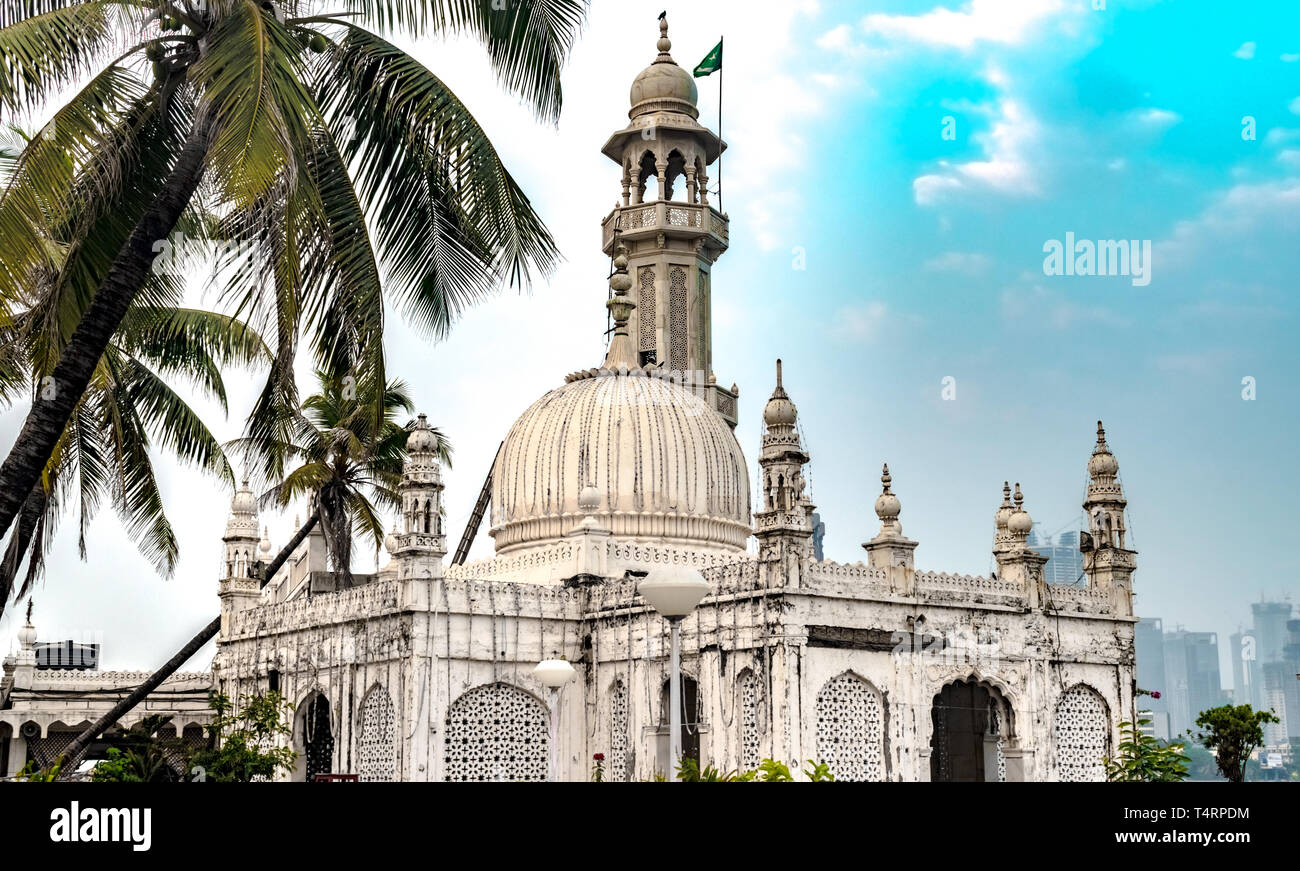 Célèbre soufi de culte Haji Ali Dargah aka Pir Haji Ali Shah Bukhari sur jour lumineux est célèbre mosquée islamique, centre d'attraction pour le tourisme de Mumbai Banque D'Images