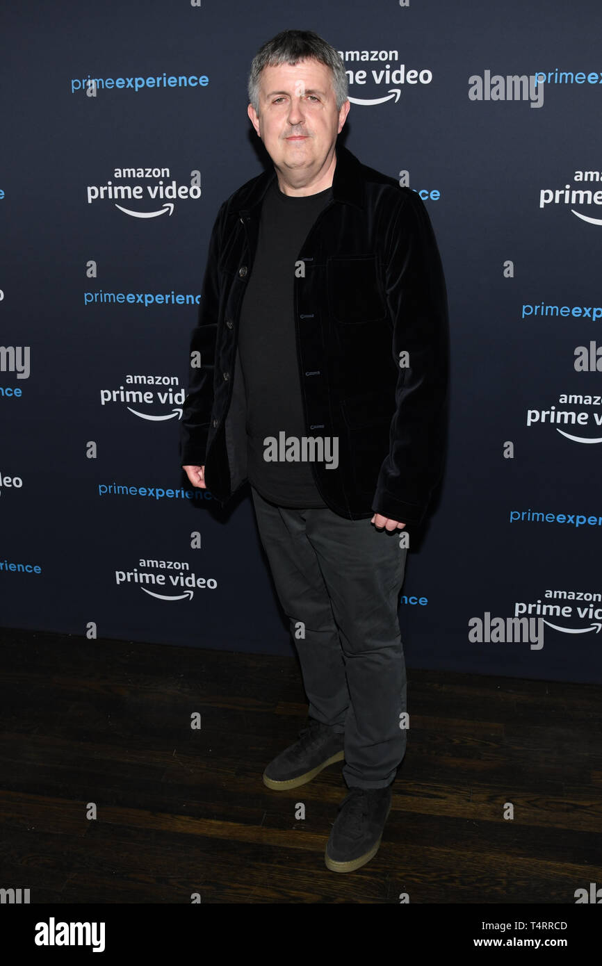 17 avril 2019 - Hollywood, Californie, USA - Directeur DOUGLAS MACKINNON s'occupe de l'examen de dépistage pour votre Amazon Studios" "de bons présages" au Hollywood Athletic Club à Los Angeles, Californie. (Crédit Image : © ZUMA/Bennight Billy sur le fil) Banque D'Images