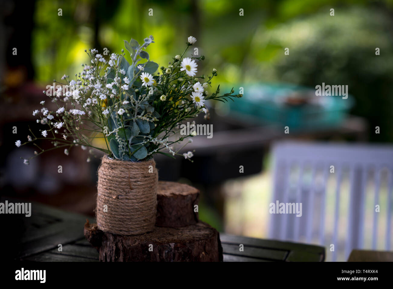 Baby daisy flower vase décoré de corde sur la table Banque D'Images