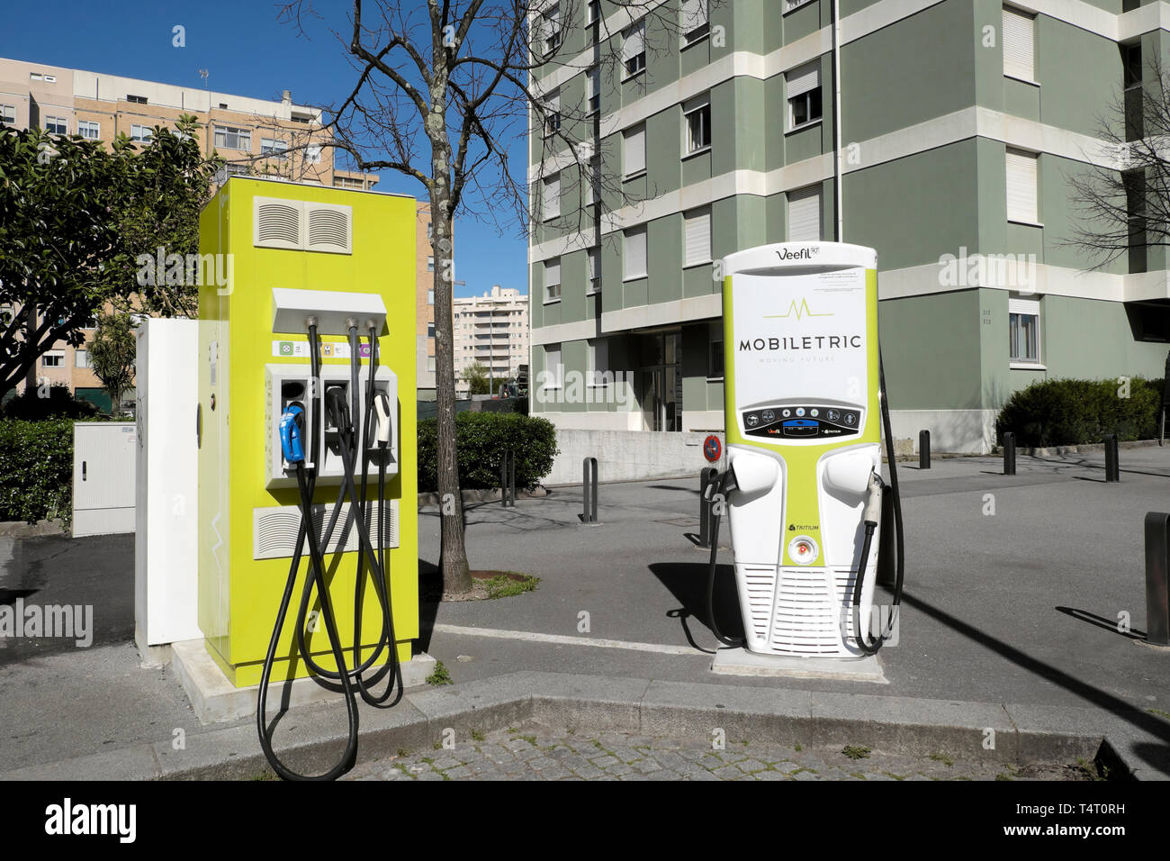 Station de point de la pompe à carburant électrique de charge rapide de voiture Mobiletric à l'extérieur Immeuble d'appartements dans Avenida da França Porto Portugal Europe eu KATHY DEWITT Banque D'Images