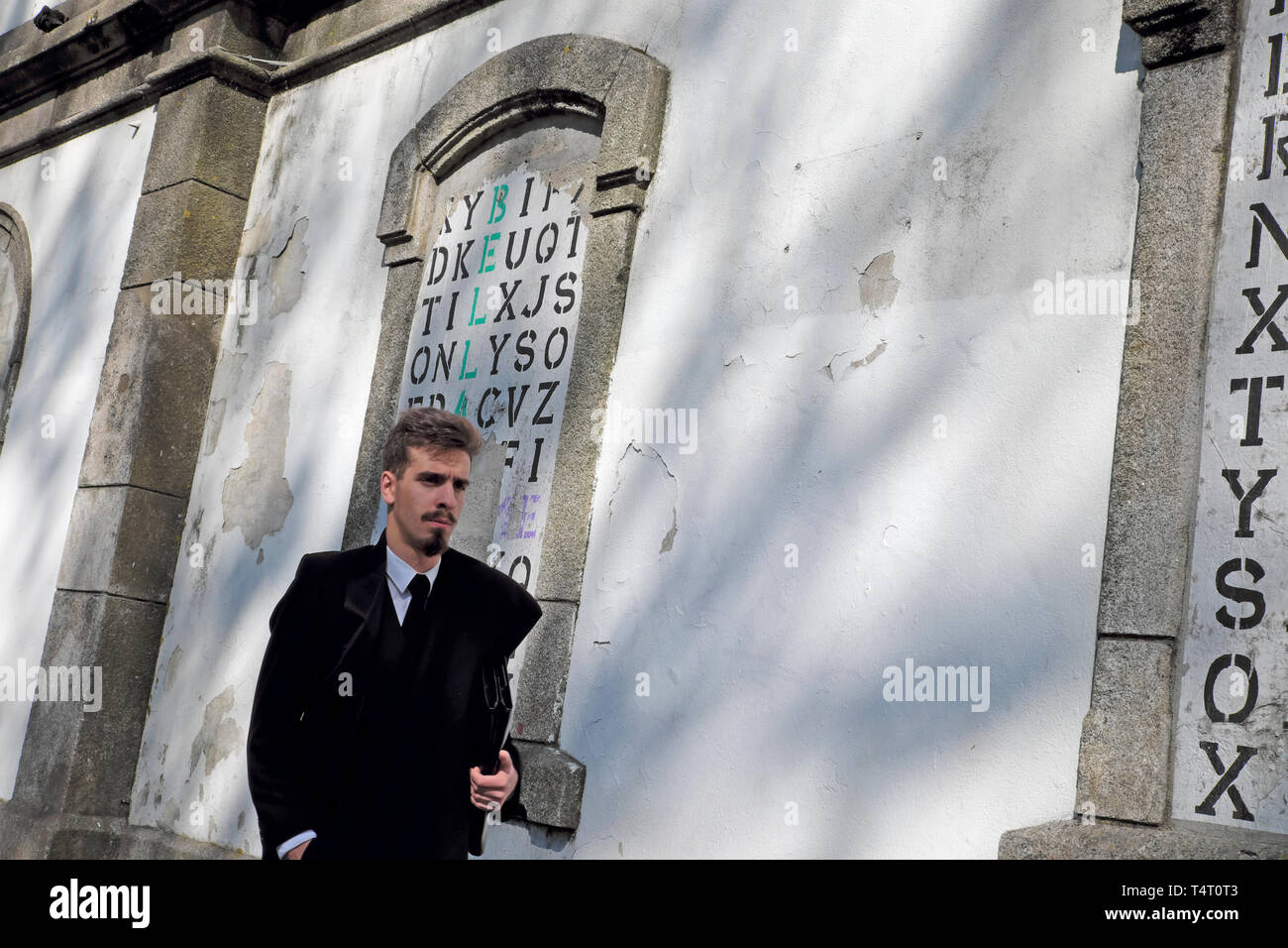 Élève de cape noire autour de la Praça de Mouzinho de Albuquerque, à proximité de Rotunda da Boavista en centre-ville de Porto Portugal Europe UE KATHY DEWITT Banque D'Images