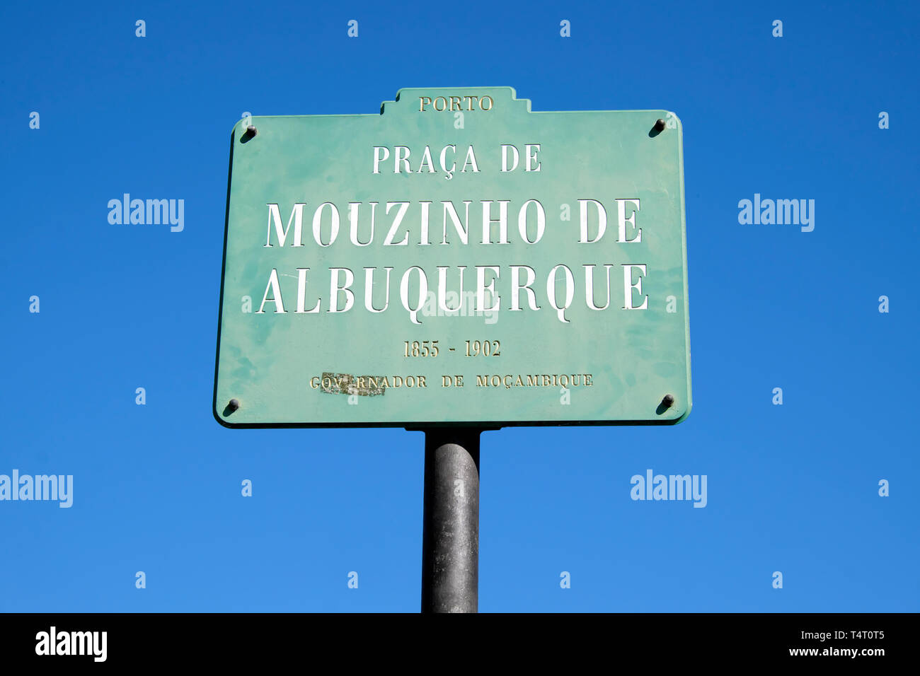La Praça de Mouzinho de Albuquerque street sign près de la Rotunda da Boavista en centre-ville de Porto Portugal Europe UE KATHY DEWITT Banque D'Images