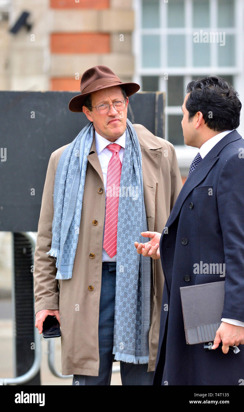 Richard Quest - CNN anchor et reporter - sur College Green, Westminster, l'établissement de rapports sur les mars 2019 Brexit Banque D'Images