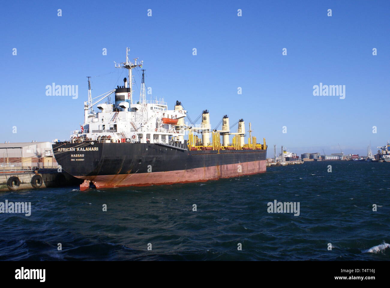 Le navire à cargaison sèche Kalahari africains dans les eaux de Duncan Dock, port de Cape Town, Afrique du Sud. Banque D'Images