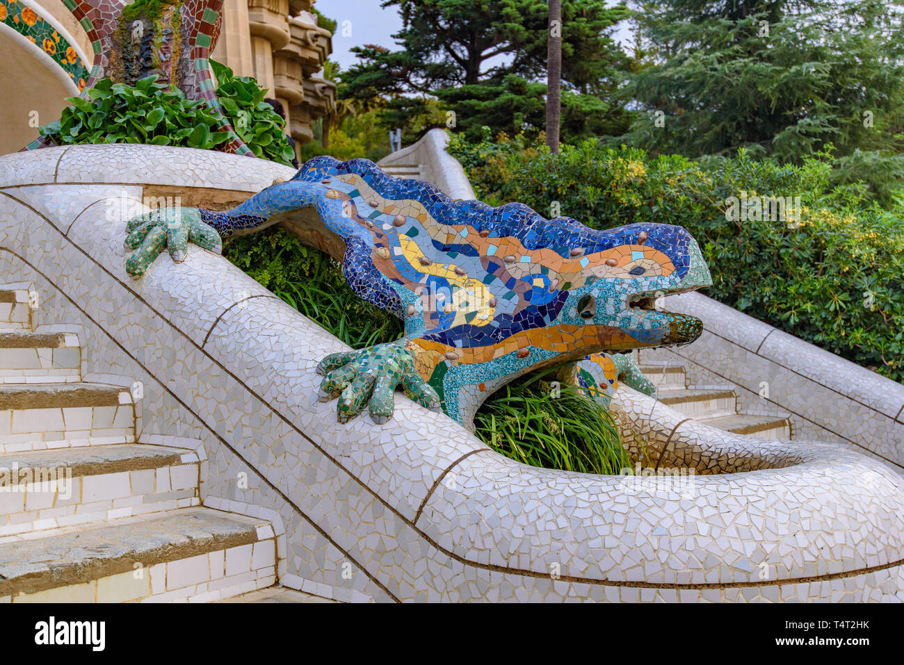 Le lézard en mosaïque sculpture dans le parc Guell, Barcelone, Espagne Banque D'Images