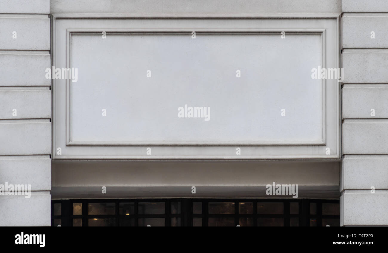 L'espace vide en blanc signalisation en béton sur l'entrée du bâtiment Banque D'Images