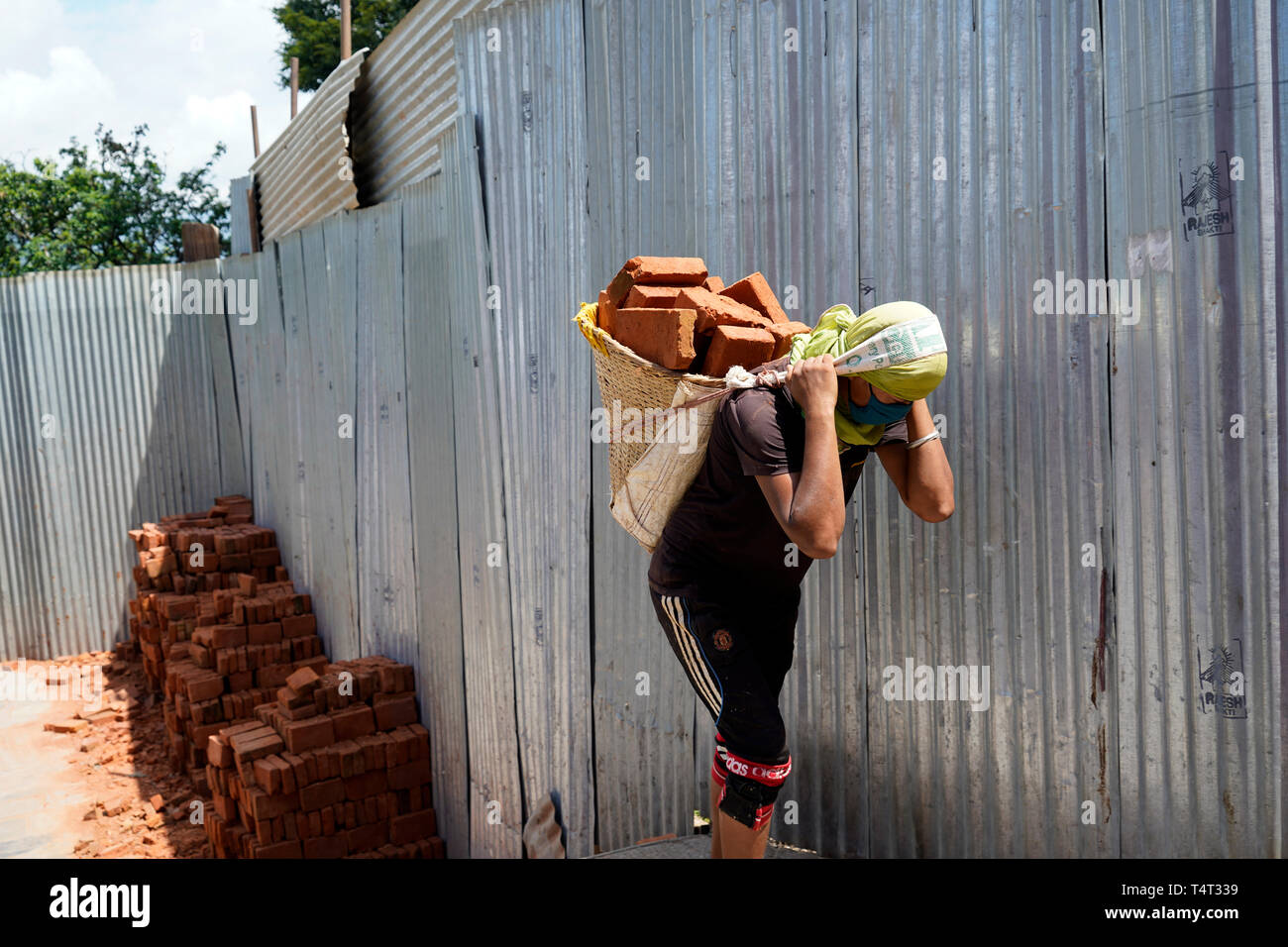 Worker carrying heavy briques Népal Asie Banque D'Images