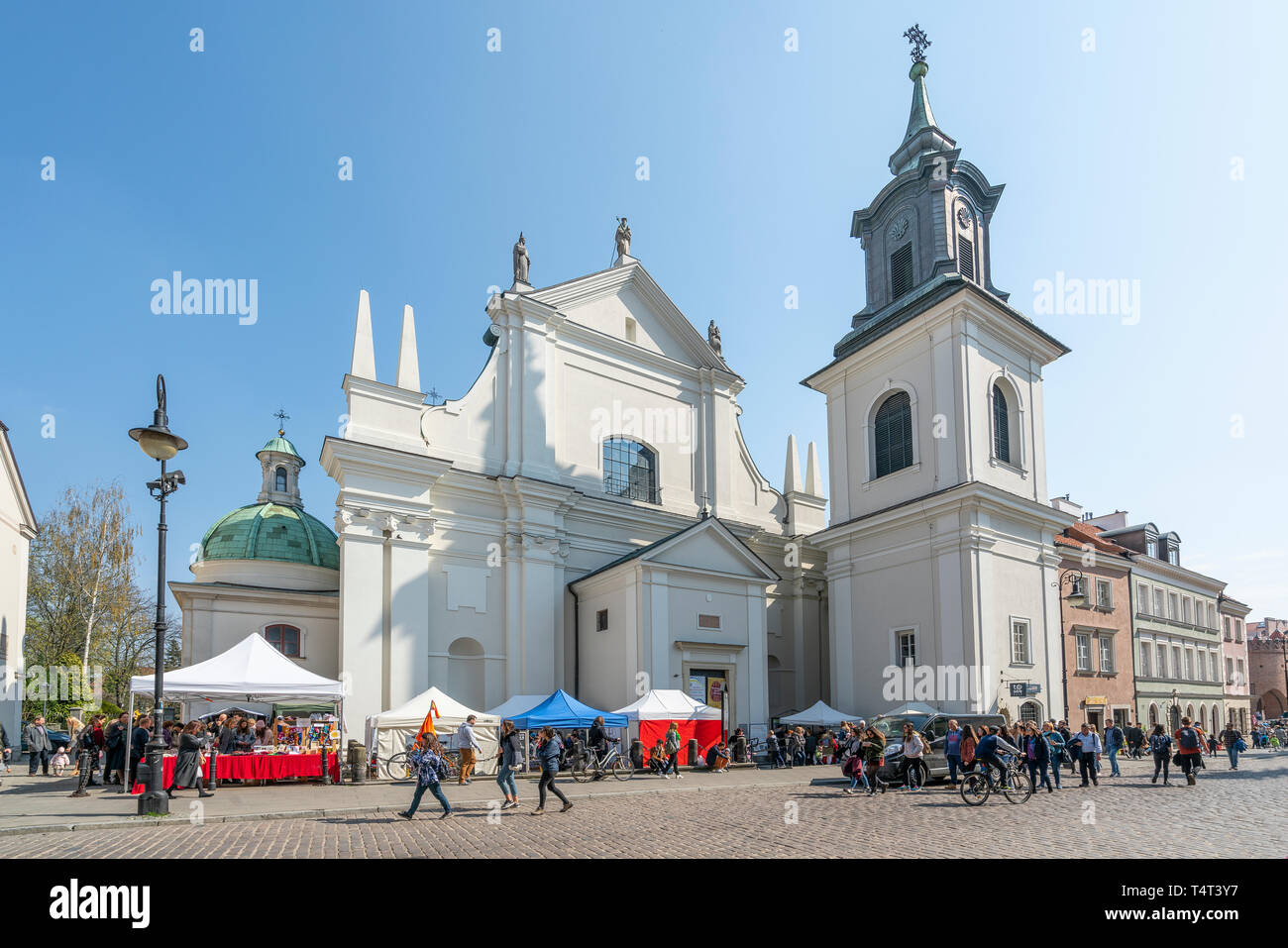 Varsovie, Pologne. Avril, 2018. Une vue sur le marché du dimanche en face de l'église de Saint-Hyacinthe Banque D'Images