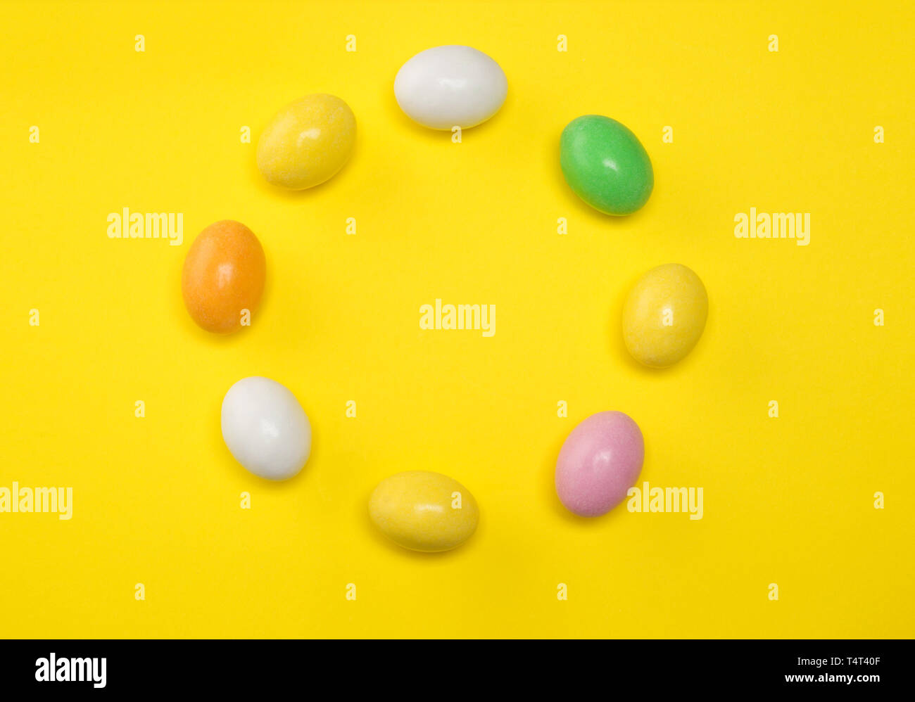Image de cercle fait d'oeufs de pâques bonbons de couleur pastel.concept.Pâques mise à plat avec l'horizontale et de copier l'espace. Banque D'Images