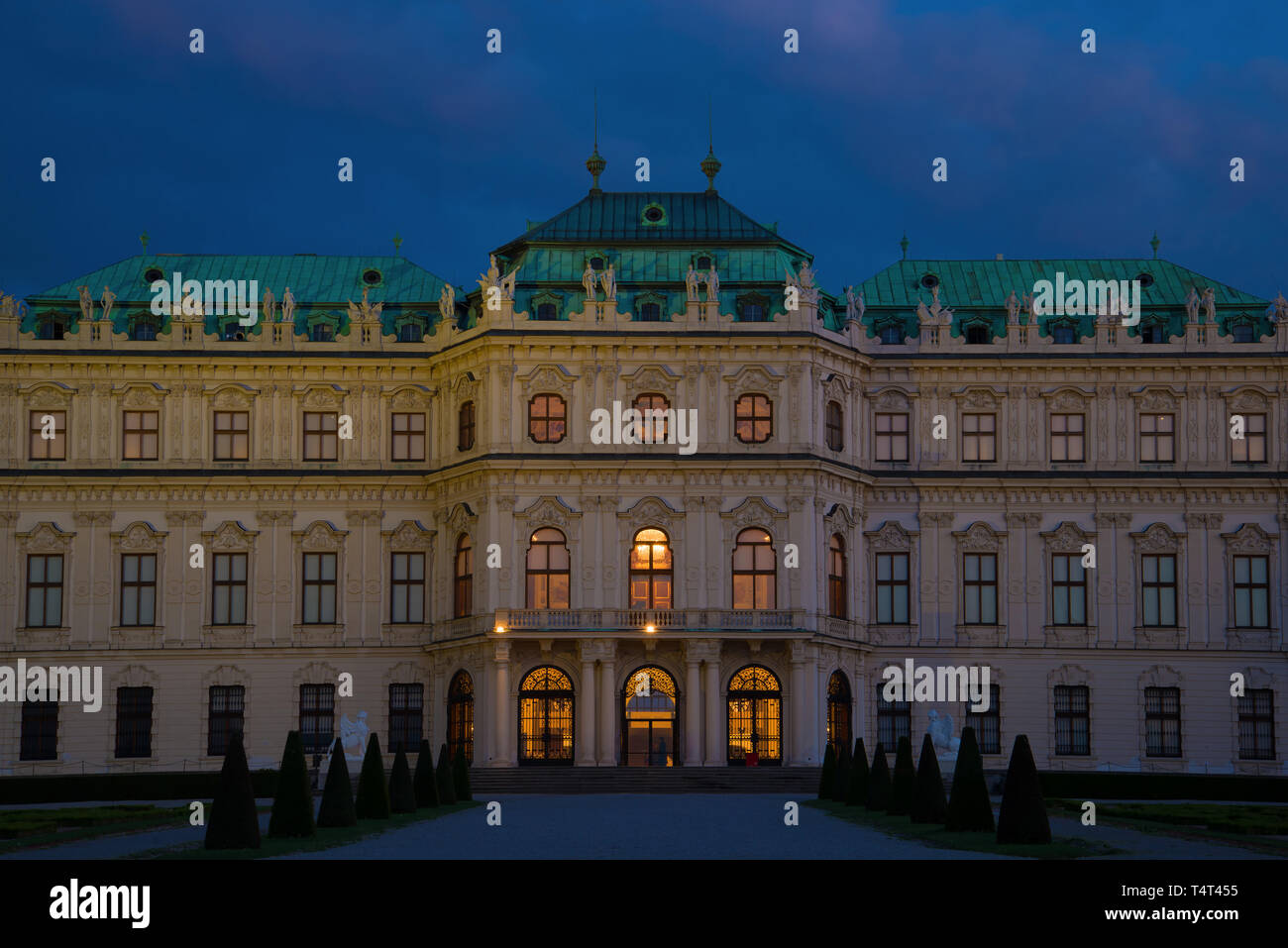 Vienne, Autriche - 26 avril 2018 : La partie centrale de la palais du Belvédère close-up dans le crépuscule d'avril Banque D'Images