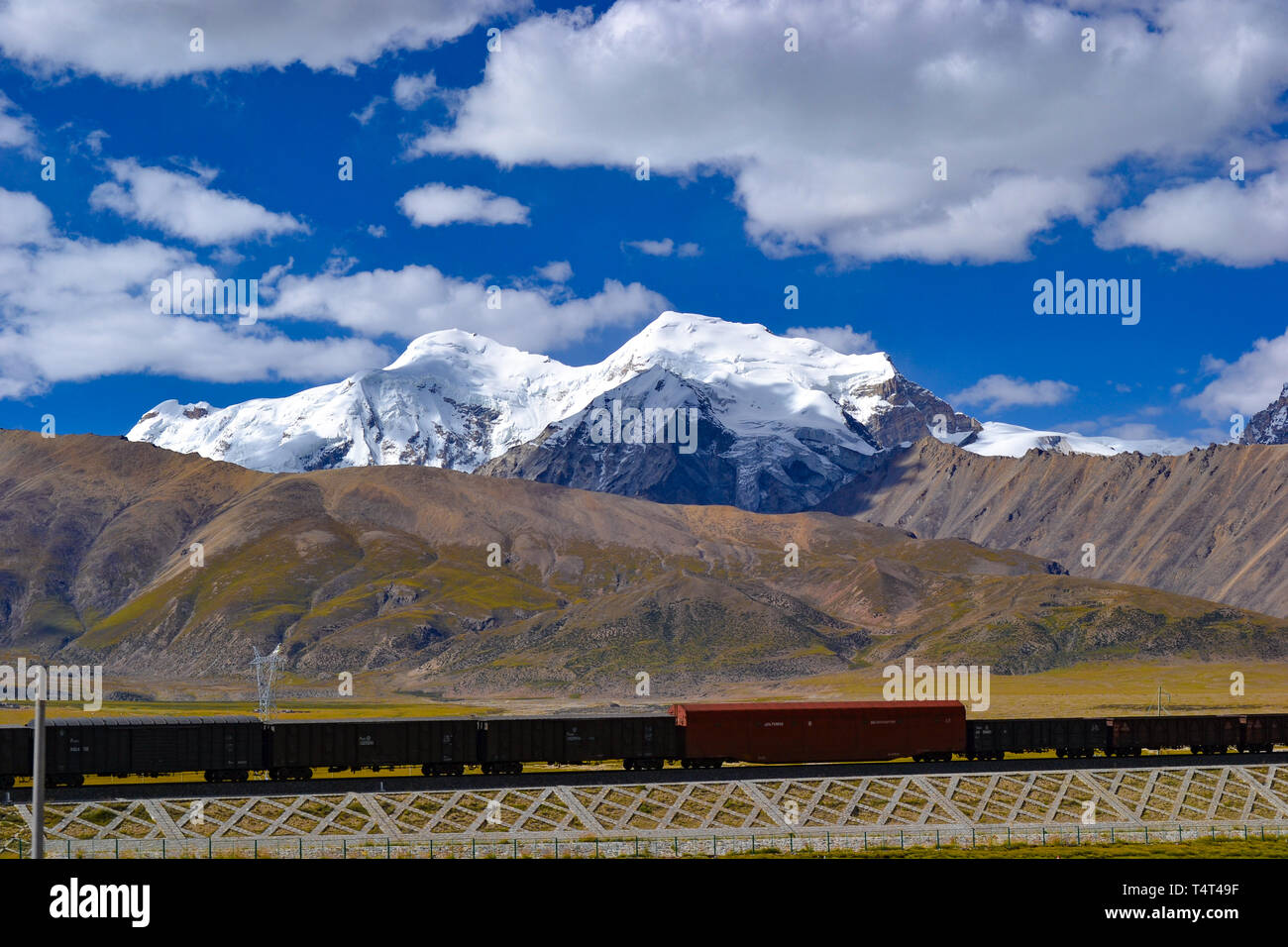 Le Tibet au Qinghai, un chemin de fer de haute altitude sur le plateau tibétain au Tibet, Chine Banque D'Images