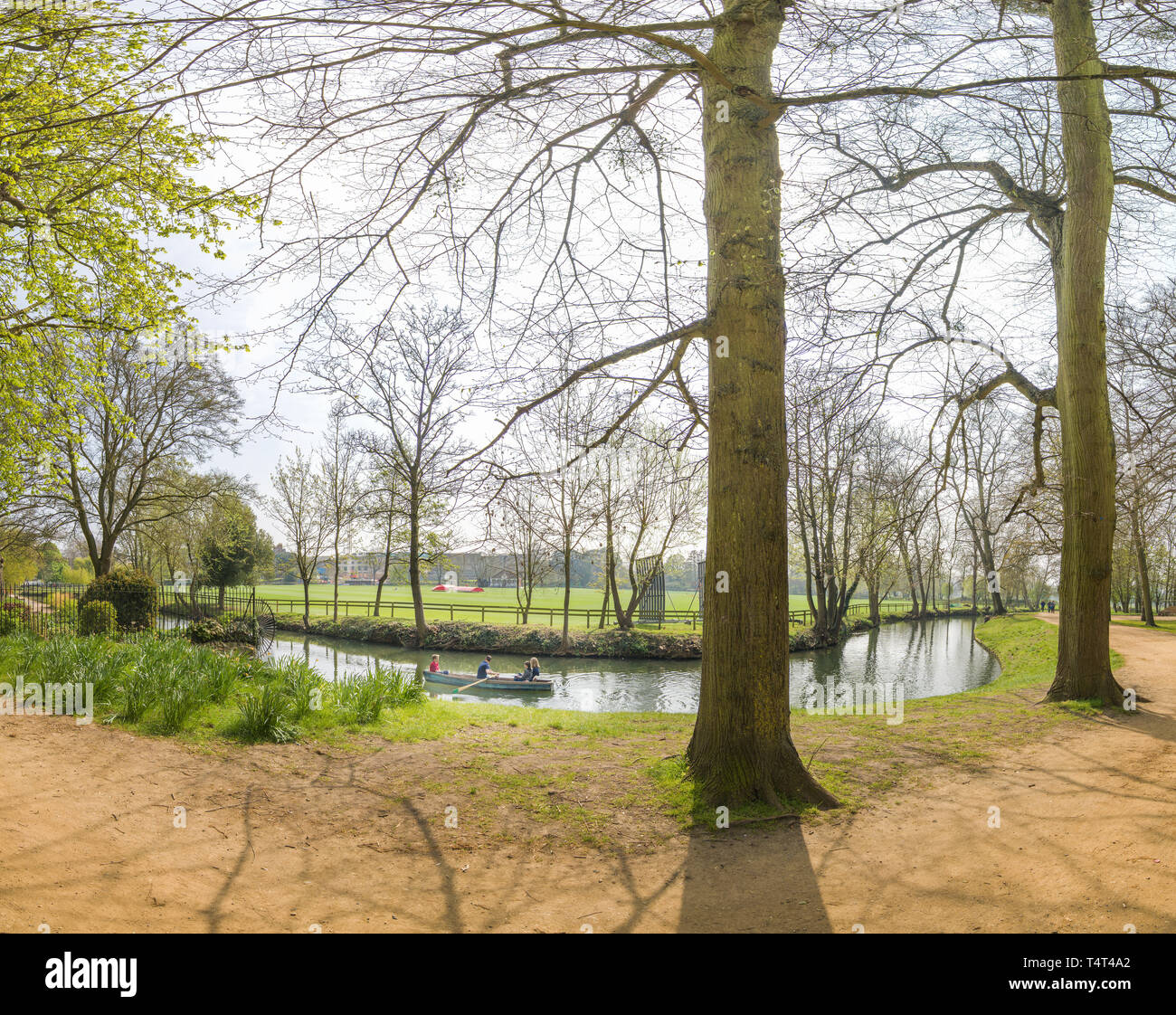 Christ Church meadow à pied à côté de la rivière Cherwell, Oxford, Angleterre, au début du printemps sur une journée. Banque D'Images