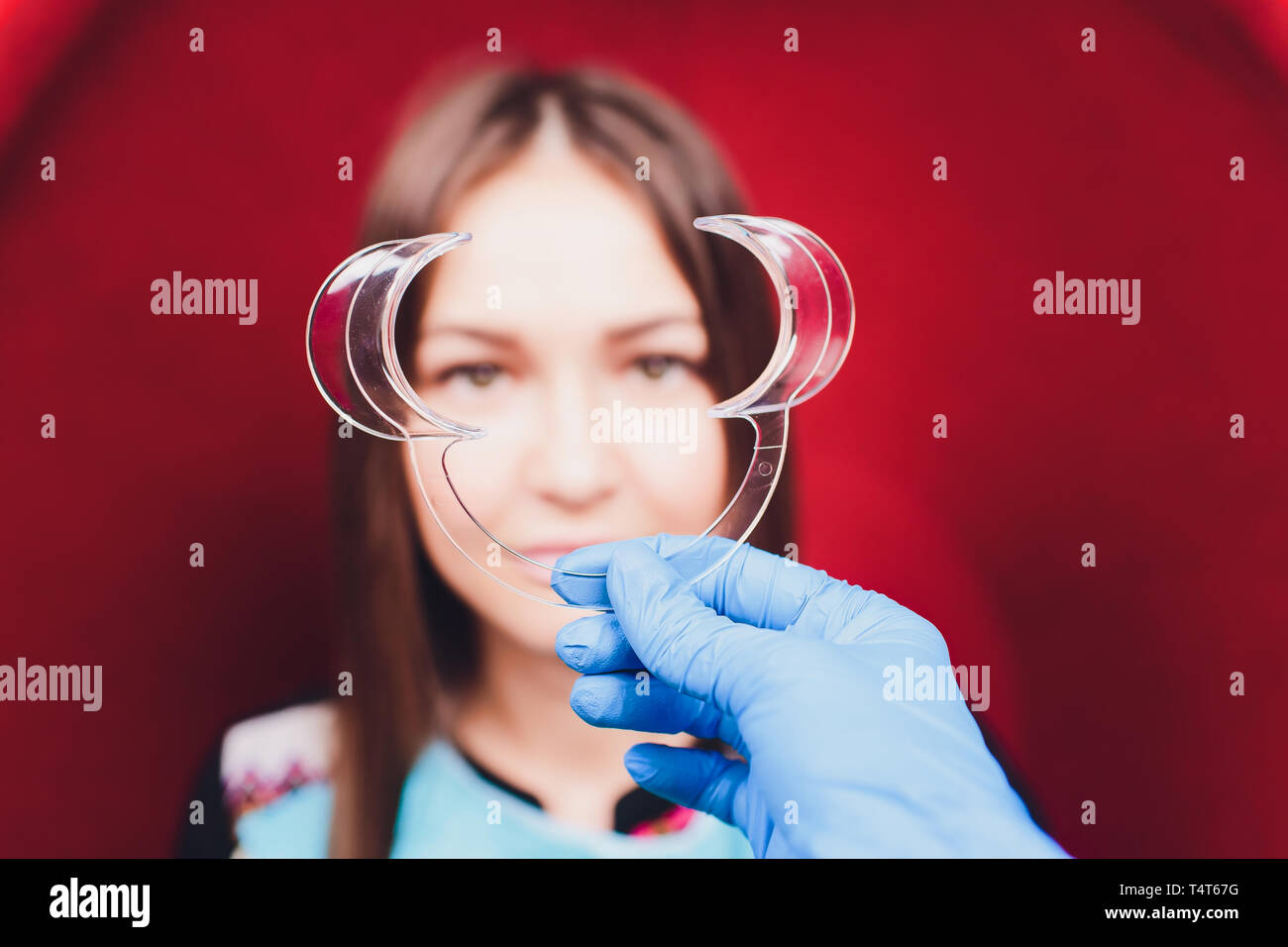 Close up of female la bouche avec de l'enrouleur. Médecin de la soie dentaire les dents. Gag dentaire Banque D'Images