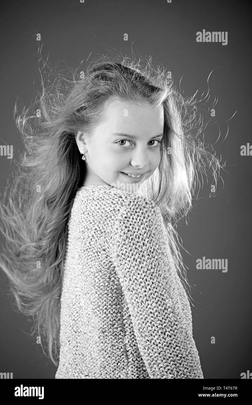 Petite fille aux cheveux longs. Fashion portrait de petite fille. l'enfance de happy kid. kid coiffure. Soins de la peau et des cheveux. La beauté. À la suite de sa persona Banque D'Images