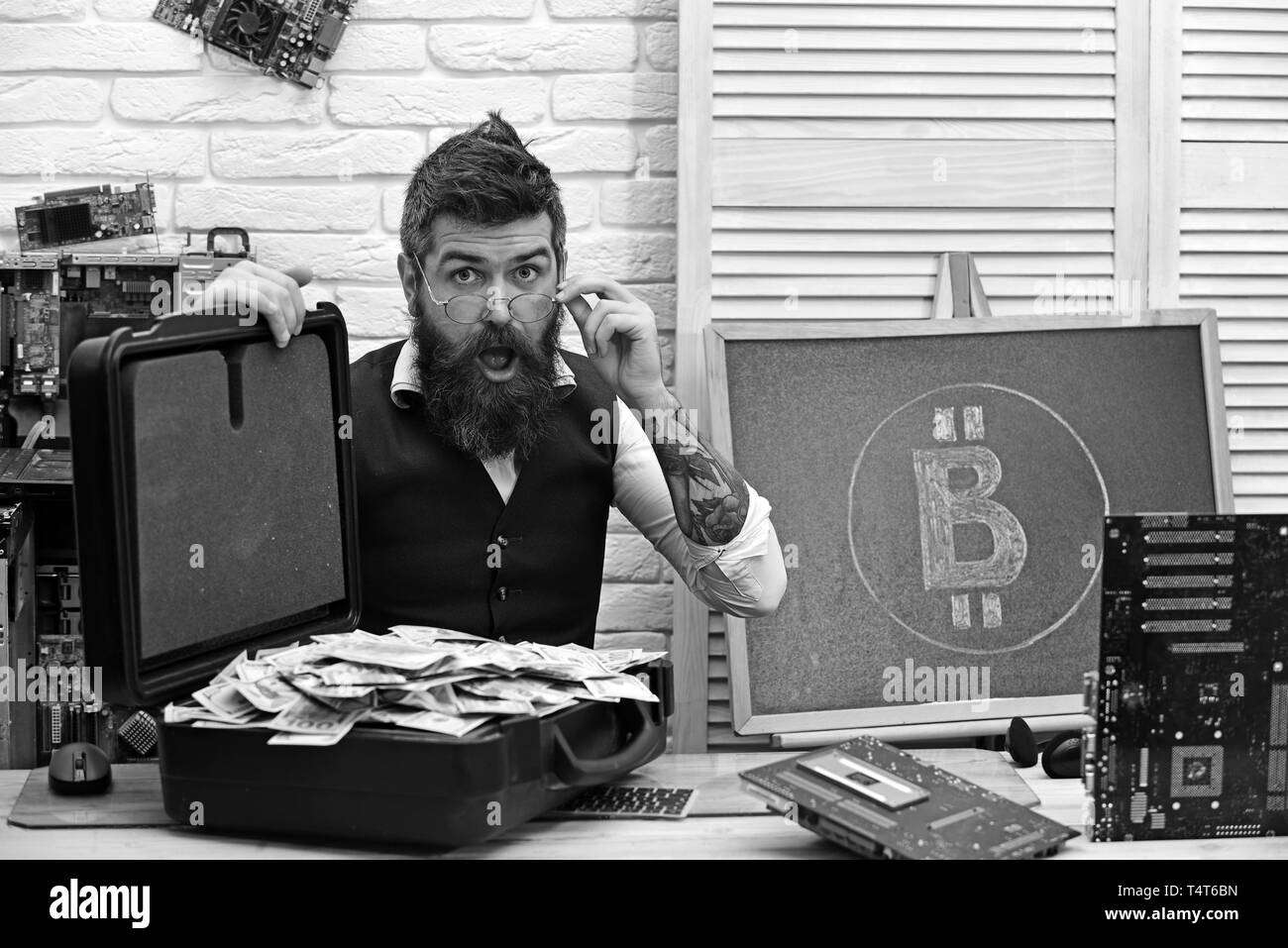 Les résultats sont fantastiques. Pour Bitcoin entreprise. Homme barbu avec l'argent comptant. L'homme d'affaires dans la salle des serveurs. Hipster barbu avec symbole bitcoin et dol Banque D'Images