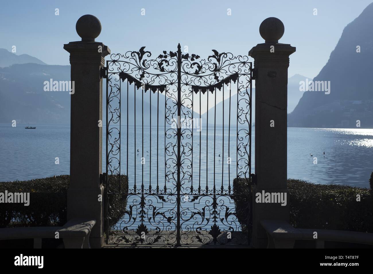 Gate sur le bord du lac sur la montagne en Suisse Banque D'Images