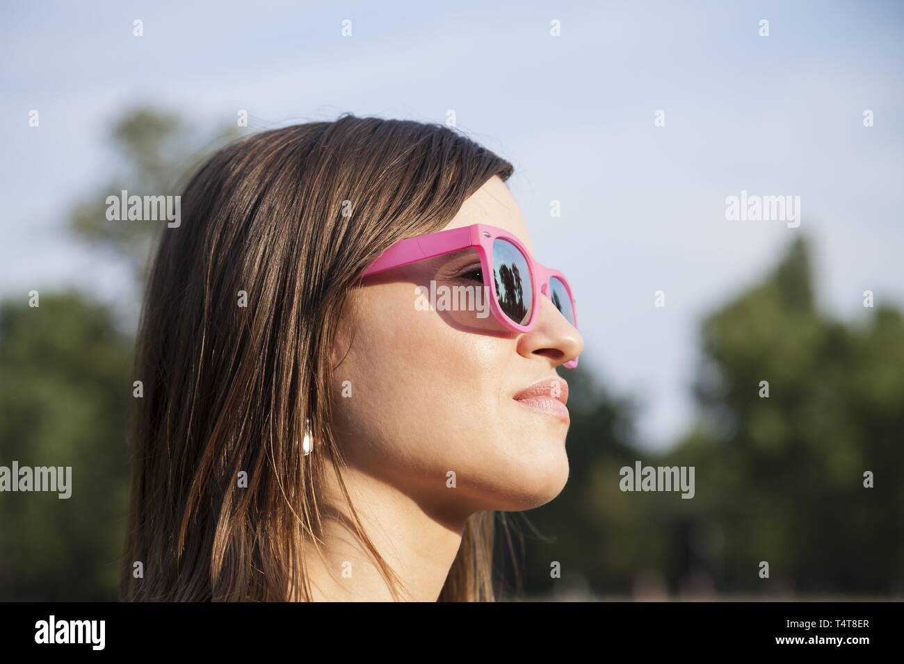 Jeune femme portant des lunettes de soleil, Allemagne Photo Stock - Alamy