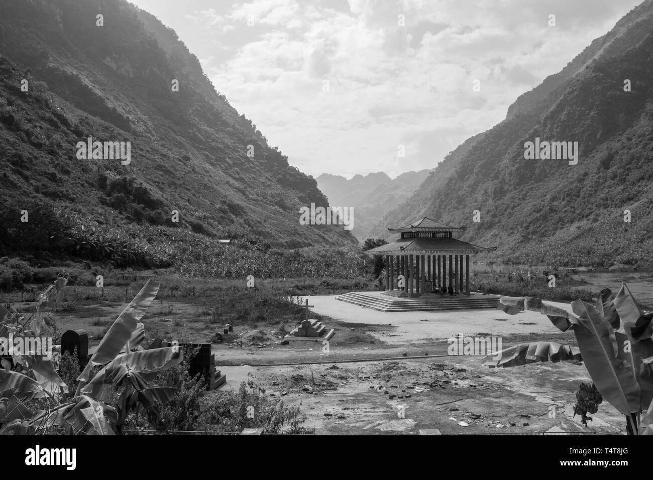 Photo noir et blanc d'un petit sanctuaire paisible, dans une zone rurale dans le nord du Vietnam Banque D'Images