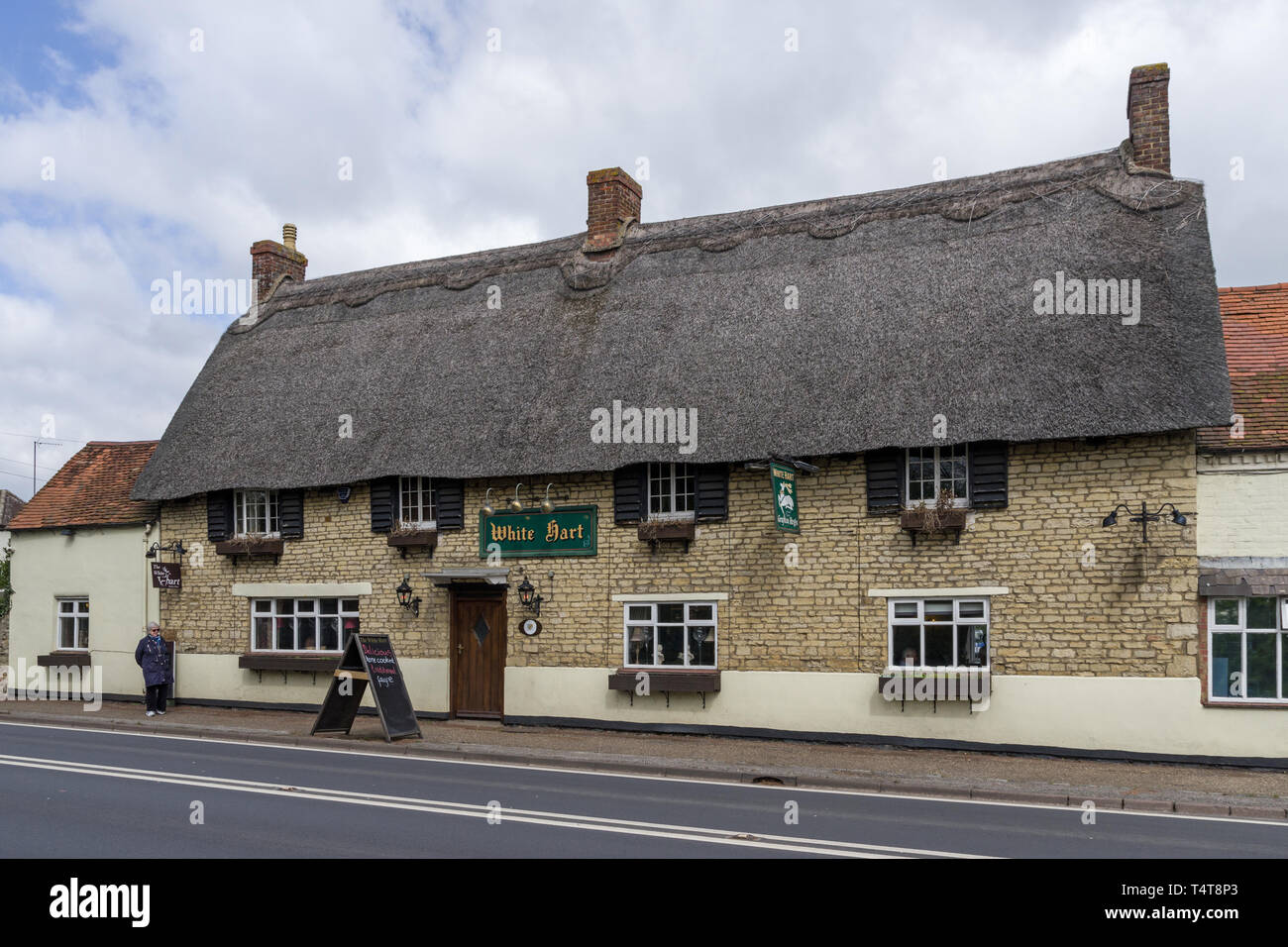 Le White Hart, une famille de chaume run inn, sur la route de Northampton, Grafton Regis,UK Banque D'Images