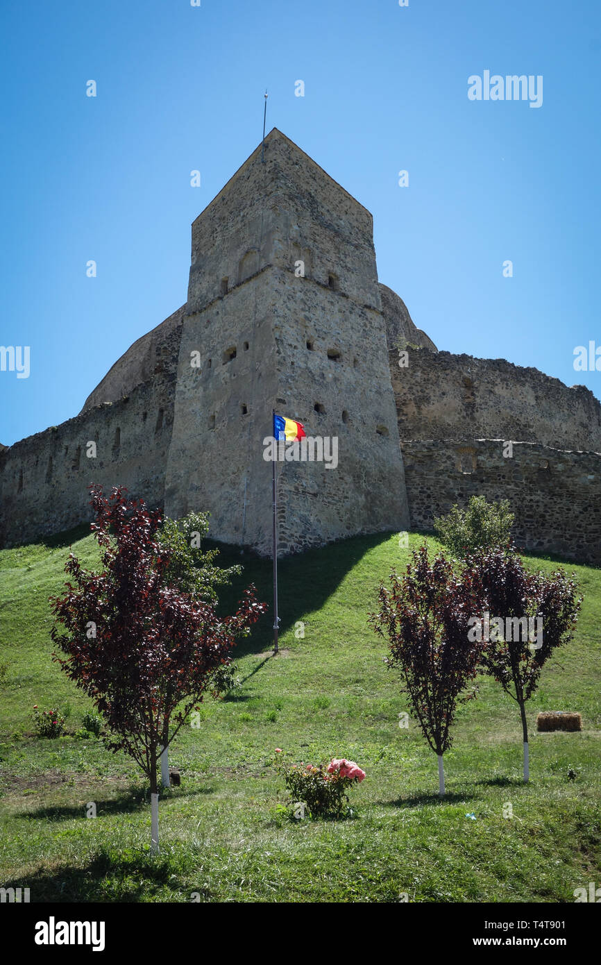 Drapeau roumain en face d'une tour de la Citadelle, la Roumanie Brasov Banque D'Images