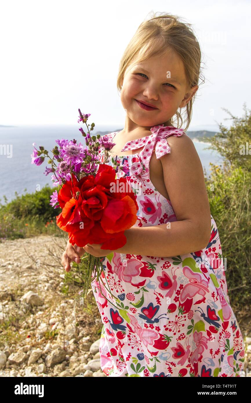 Girl (5) avec bouquet de fleurs, Afionas, Corfou, Grèce, Europe Banque D'Images