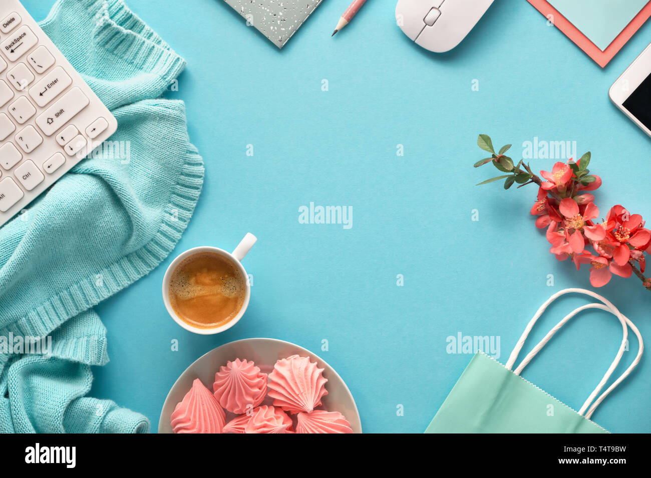 Couleur corail quitte japonais fleurs, cartes de vœux, enveloppes, sacs en papier, pull en coton, d'un clavier, d'un téléphone mobile, de la plaque de guimauve et tasse de c Banque D'Images