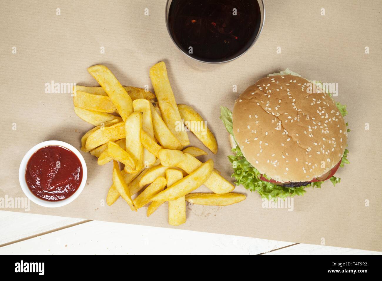 Hamburger avec des frites, du ketchup et du coke Banque D'Images