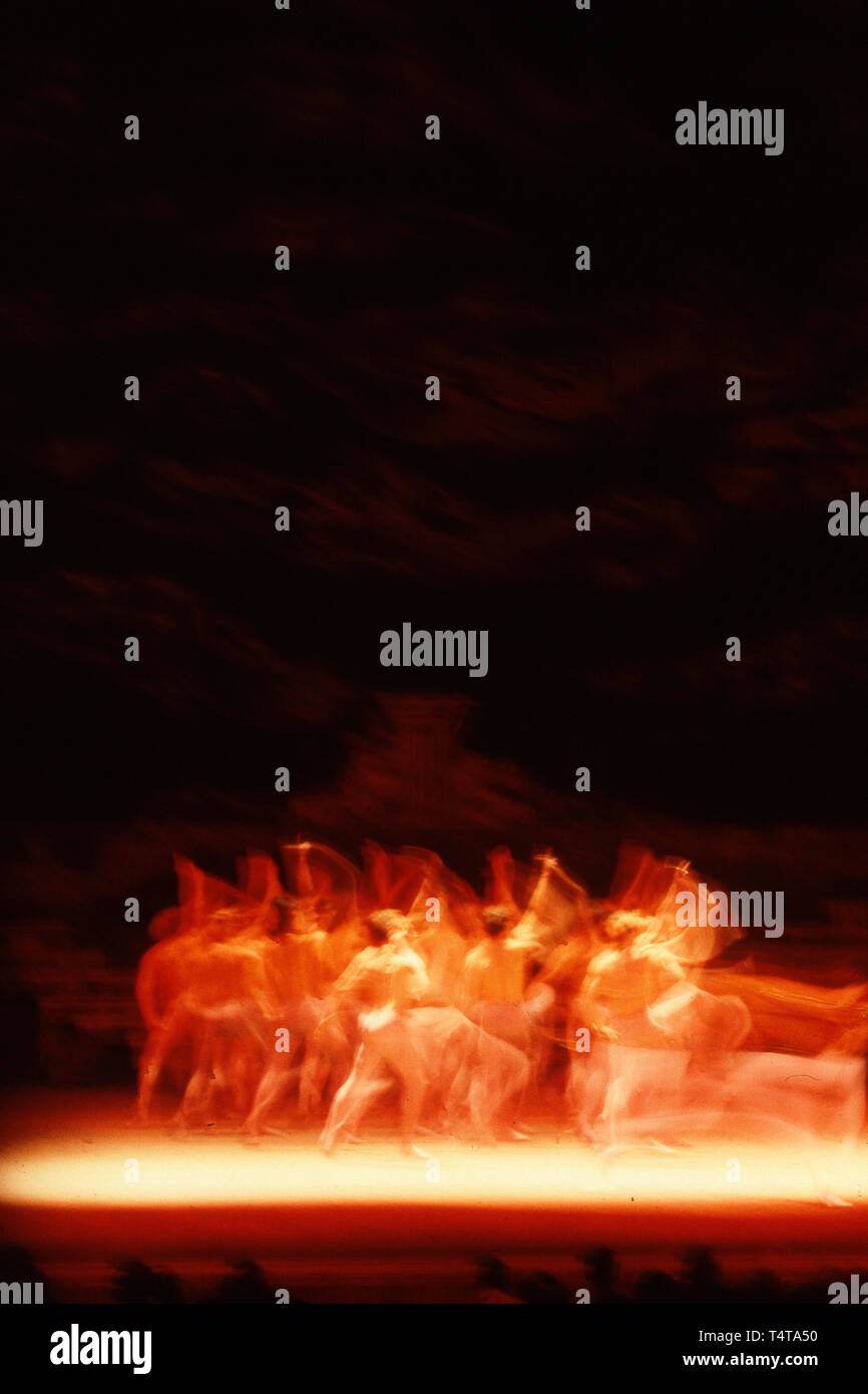 Groupe de danseurs sur une scène en mouvement Banque D'Images