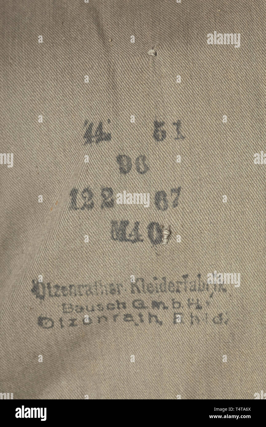 Une couche d'un administrateur de guerre dans la fonction publique pendant la durée de la dépôt de la guerre de 1940, pièce historique historique, de l'armée, des armées, des forces armées, militaire, militaria, objet, objets, alambics, clipping, coupures, découper, découpage, cut-outs, 20e siècle, Editorial-Use-seulement Banque D'Images